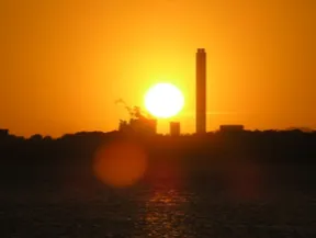 Puesta de sol en una ciudad