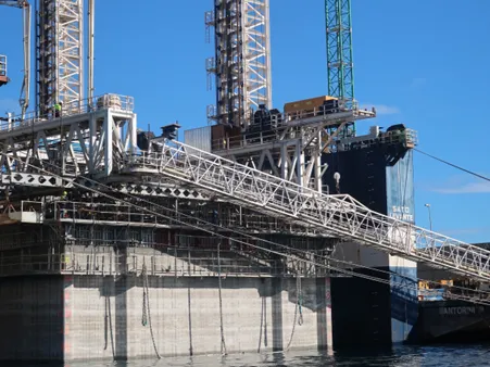 Foto de la construcción de un cajón flotante de hormigón