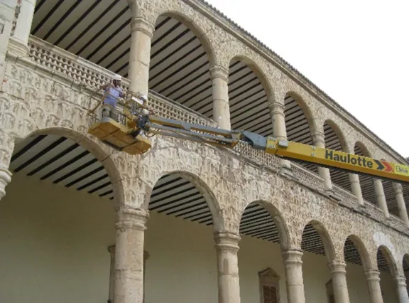 Foto de la arquería del Palacio de los Duques del Infantado