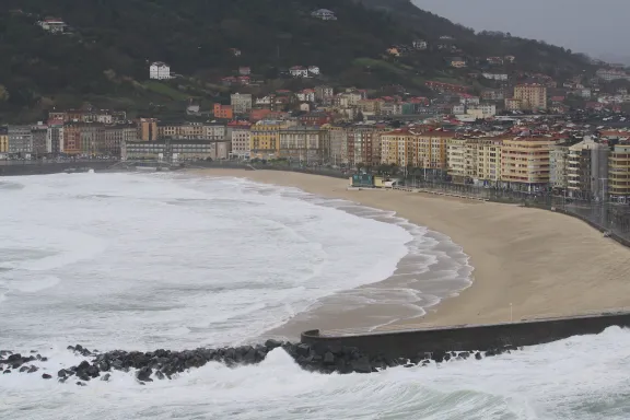 Imagen de un playa próxima a una población