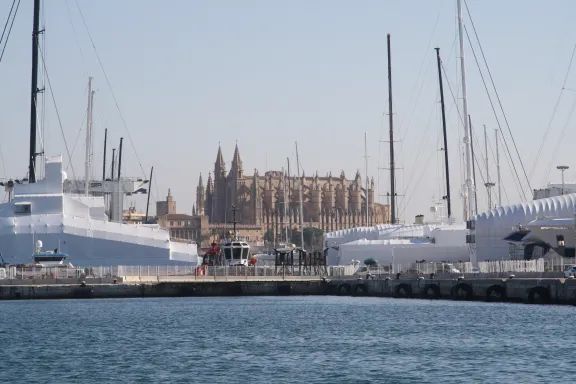 Vista del Puerto de Palma y la Catedral