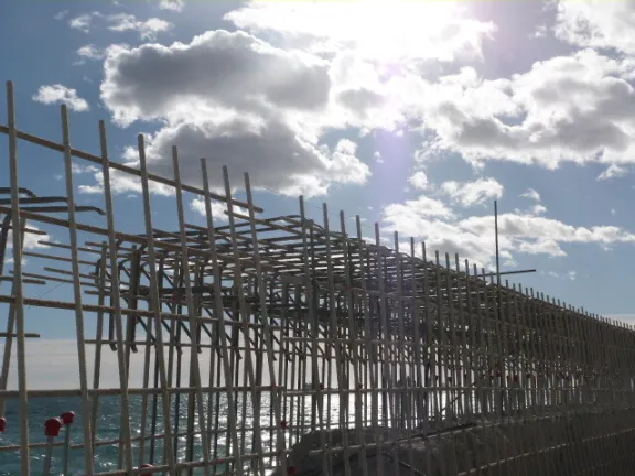 Armadura GFRP en fase de ejecución de la rehabilitación del espaldón