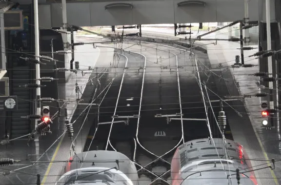 Carriles y trenes en la estación de Atocha
