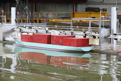 Vista de un barco en un ensayo del CEPYC
