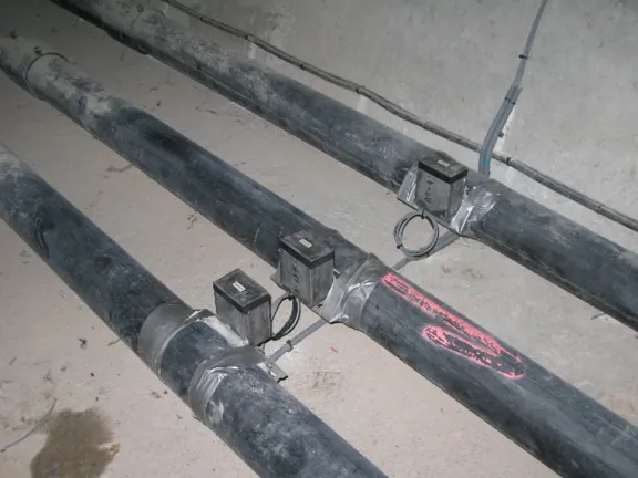 Ensayo de cuerda vibrante en un cable de un puente con postesado externo