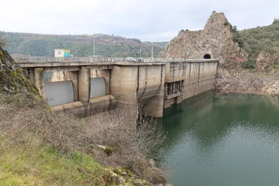 Presa de Bárcena en la provincia de León.