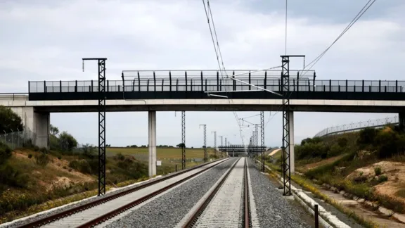 Paso superior sobre vía ferroviaria. Imagen cedida por ADIF
