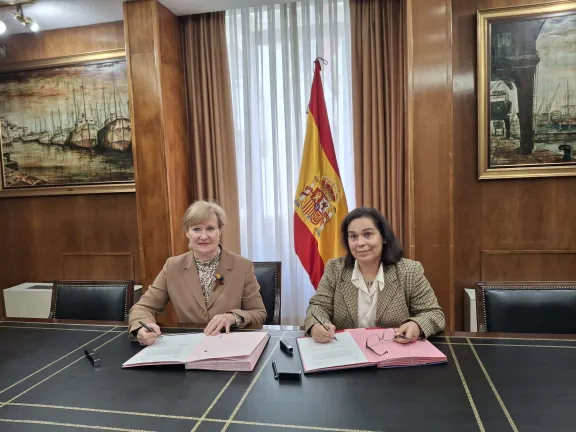 Sentadas a una mesa la directora del CEDEX y la presidenta de SASEMAR firman unos papeles