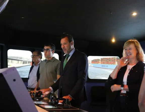 El Ministro de Transportes en el Simulador de Maniobra de Buques del CEPYC