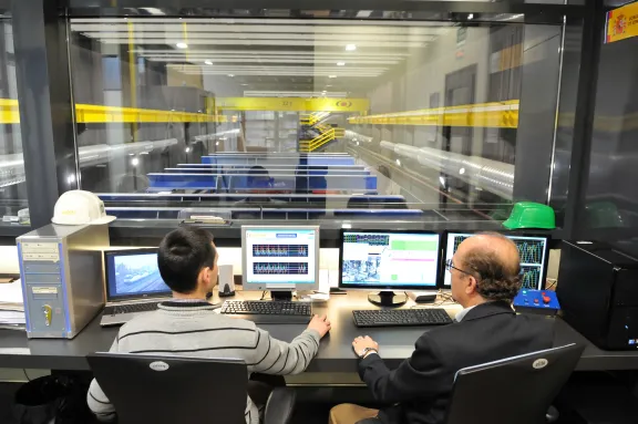 personal trabajando en el cajón ferroviario