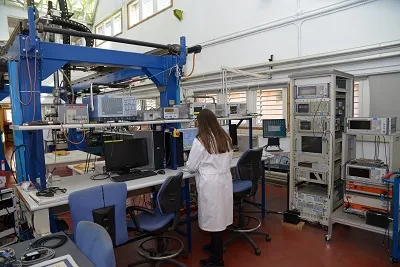 Una investigadora trabajando en el laboratorio