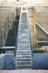 Instalación para experimentación de protecciones en forma de cuña en presas de materiales sueltos