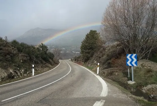 Carretera con arcoiris