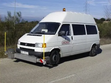 Vehículo equipado con un perfilómetro láser