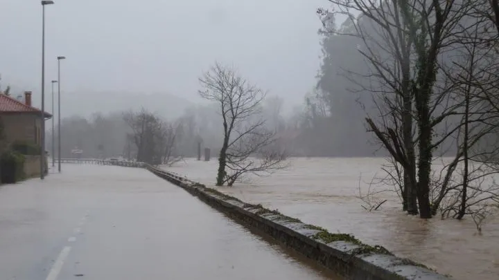 Lluvias intensas sobre una carretera