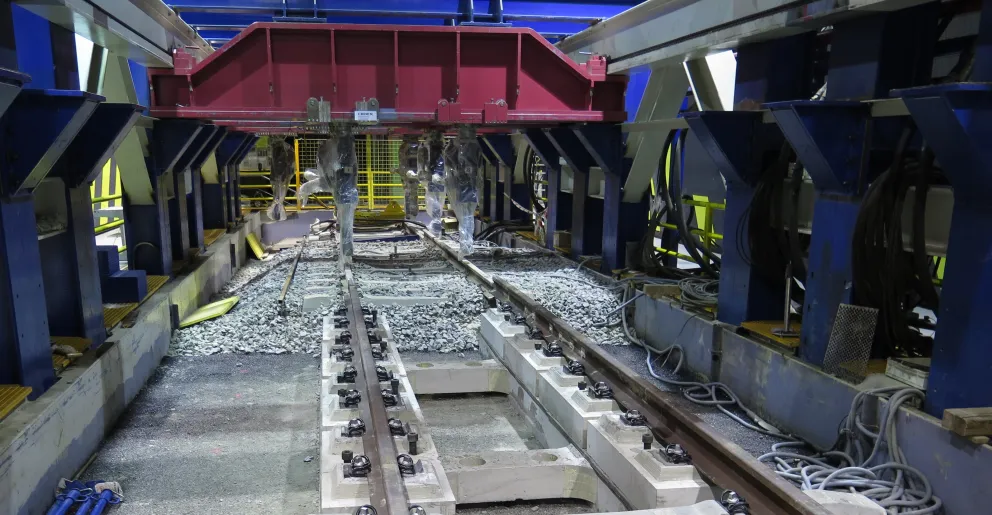 En la foto se observa parte de la vía sobre placa y parte sobre balasto