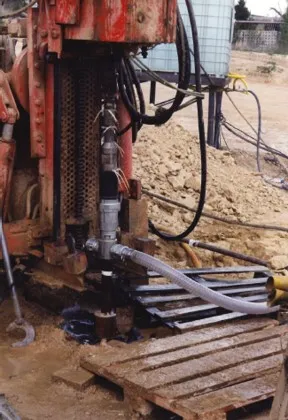 Muestra un autoperforador en funcionamiento