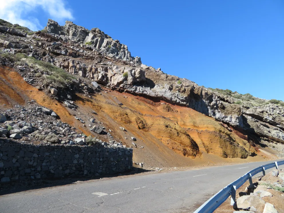 Talud excavado sobre materiales volcánicos