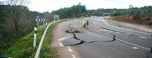 carretera con grietas