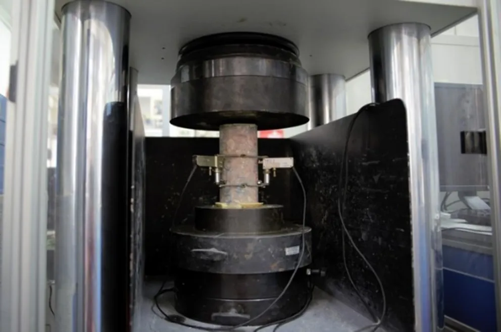 Foto de la medida del módulo de elasticidad del hormigón