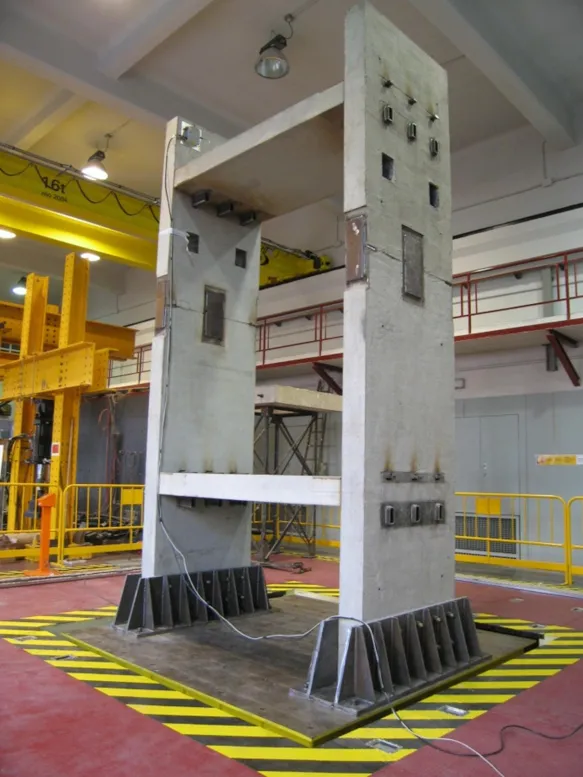 Foto de ensayo sísmico sobre estructura de hormigón