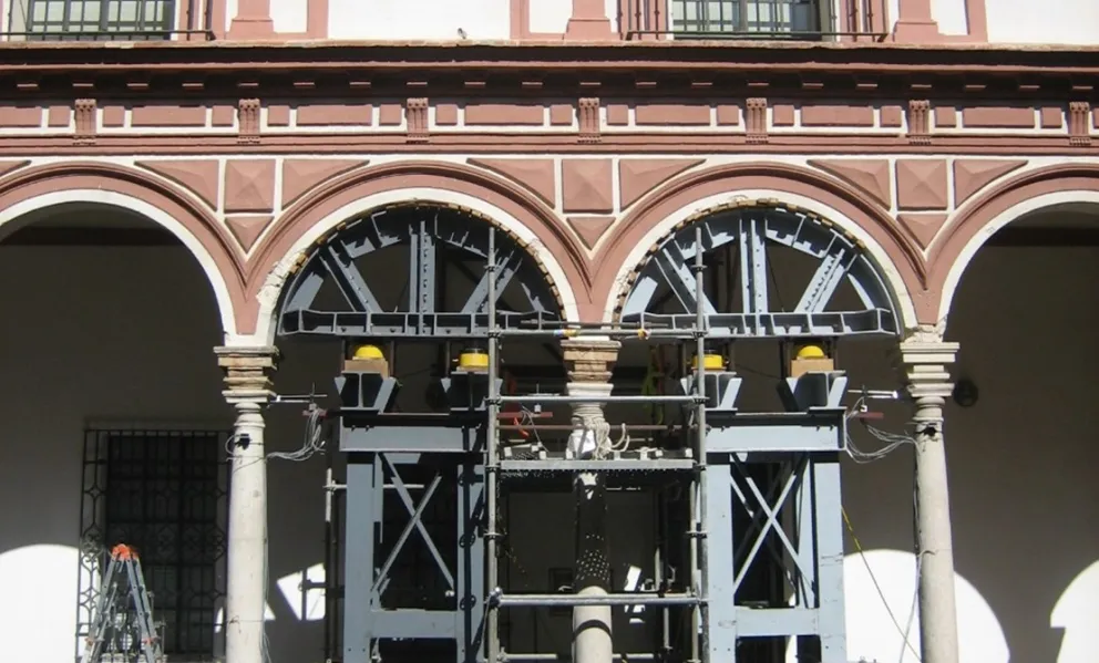 Foto de la reparación en los arcos de un edificio histórico