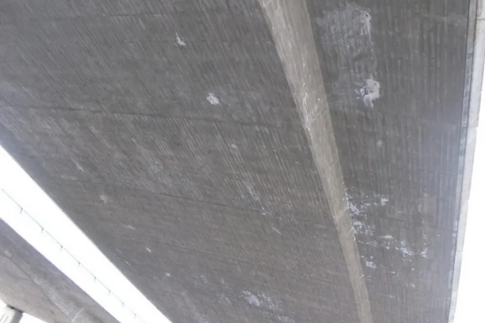 Foto de Fisuración y depósitos en el tablero de un puente 