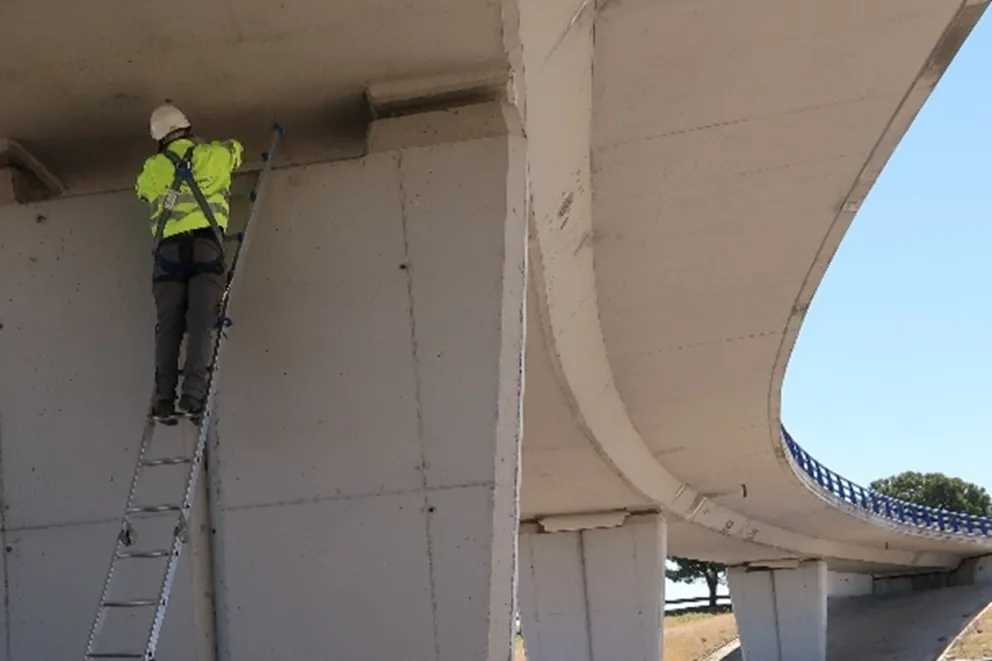 Foto de la medida de temperatura y humedad en un tablero de puente 