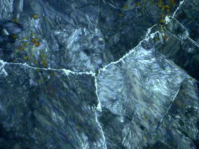 Imagen de un acero tomada mediante microscopía óptica