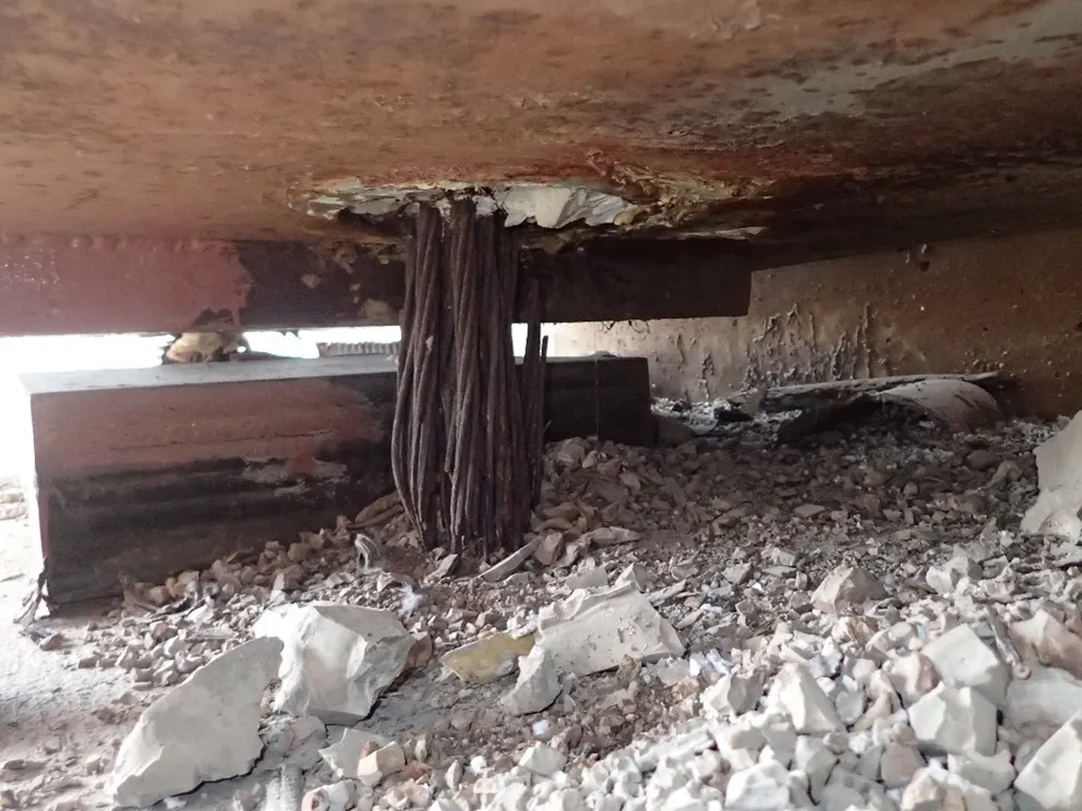 Foto de daños en la estructura de un puente