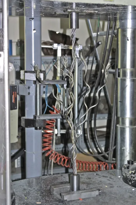 Foto de la rotura de un cordón para pretensado