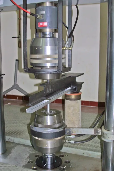 Foto del ensayo dinámico de elemento de soporte para baliza de ferrocarril