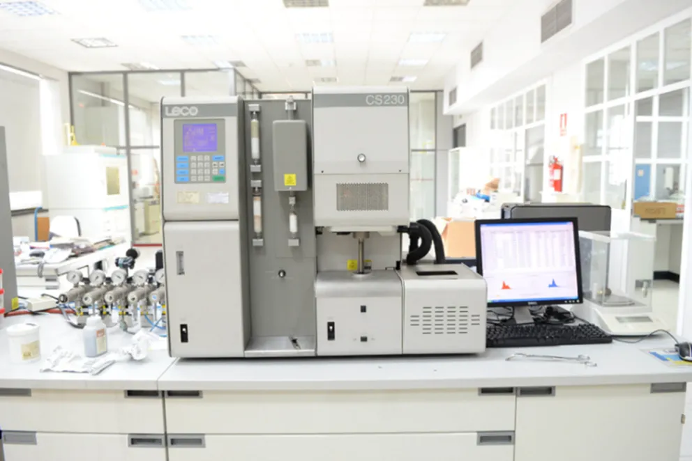 Foto del analizador de carbono