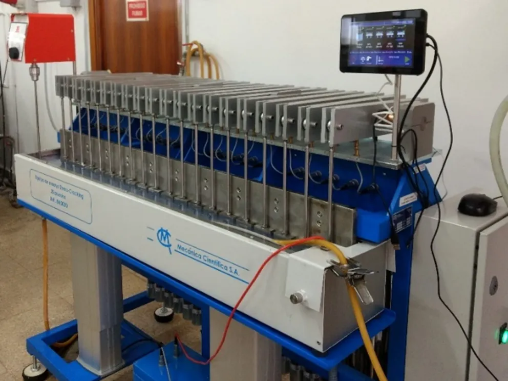 Foto del equipo de análisis de resistencia de geomembranas