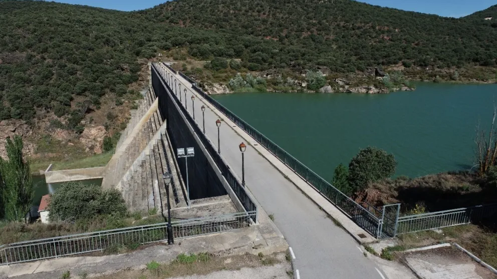 Foto aérea de una presa tomada con drones