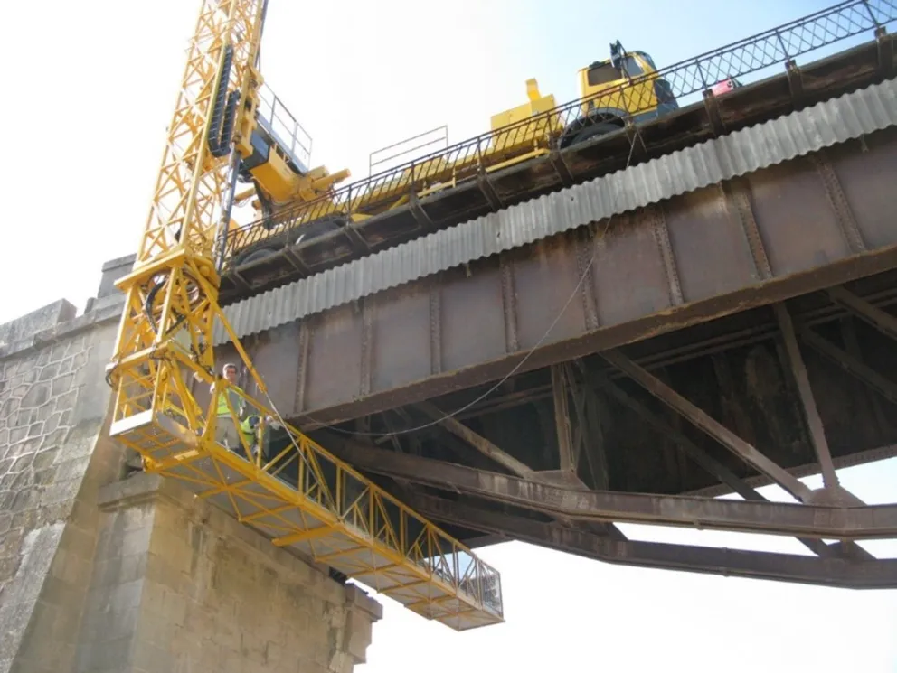 Foto de la inspección de una estructura metálica