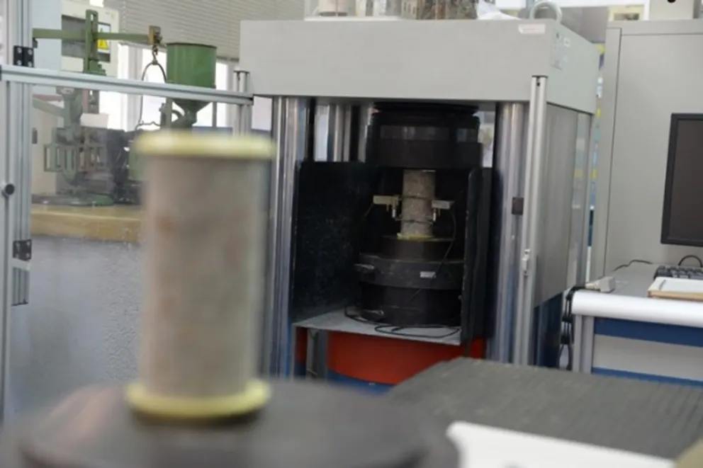 Foto de la prensa de hormigón