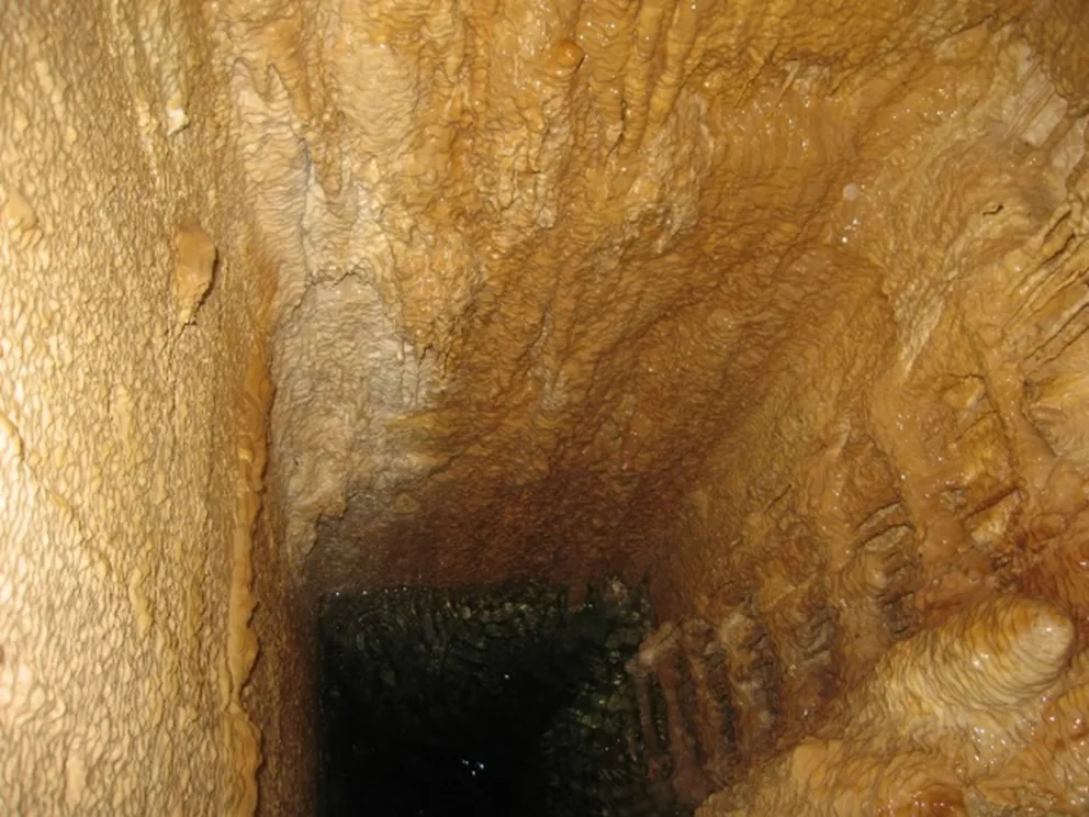 Foto costras de carbonato cálcico en la presa de Tranco de Beas