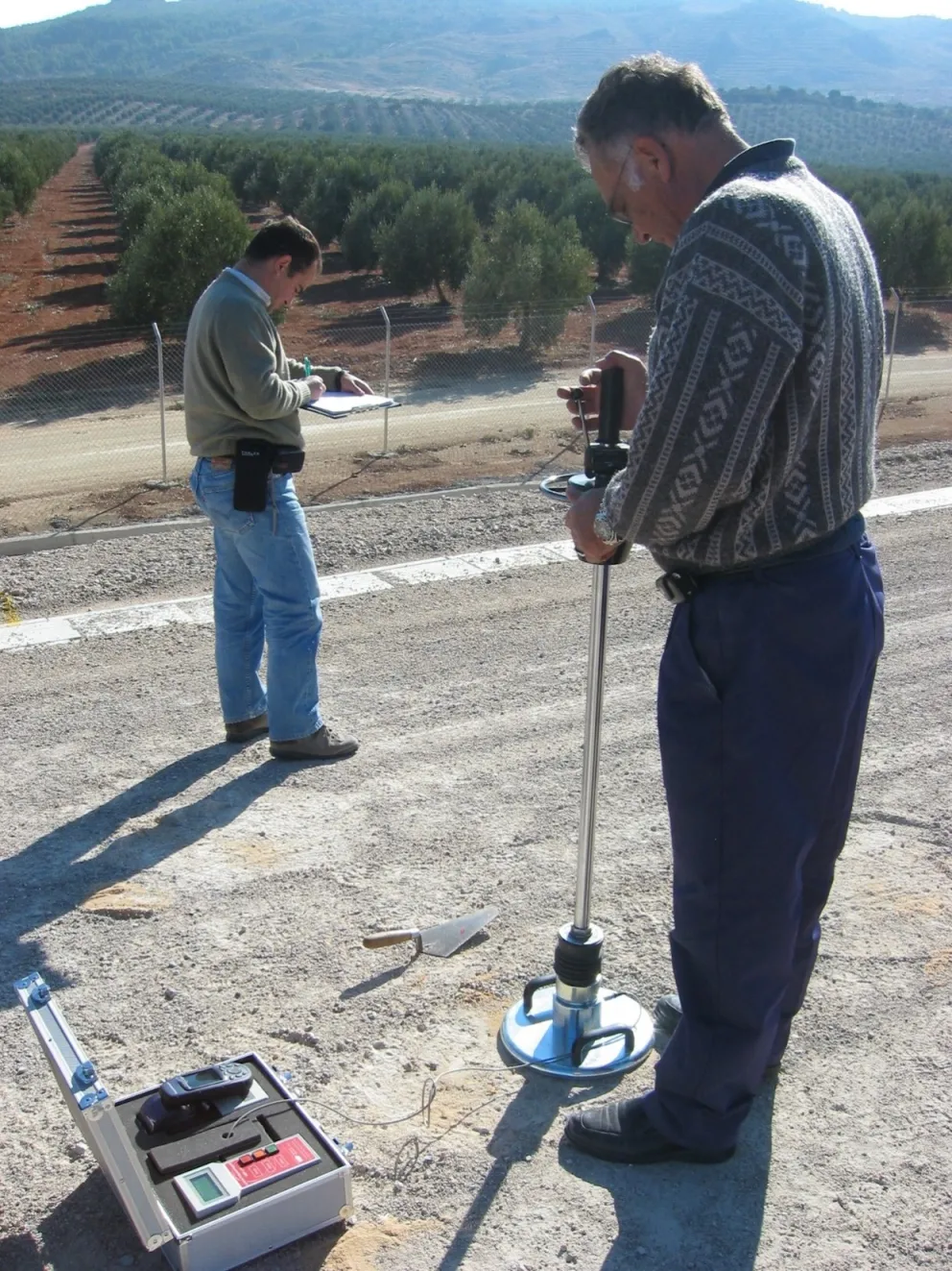 Ensayo con el equipo dinámico de carga con placa en campo