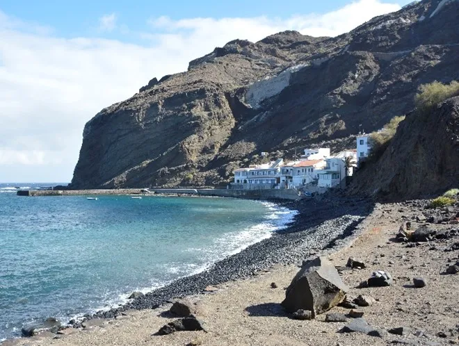 Playa de Alojera con desprendimientos