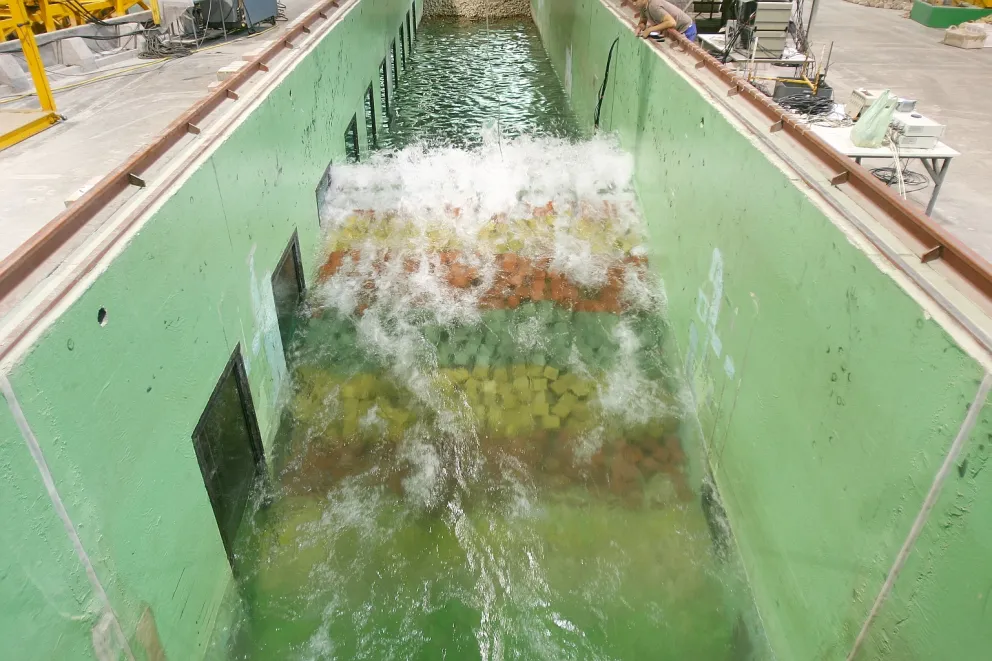 Canal de Oleaje y Viento de Gran Escala. Estudio de rebases
