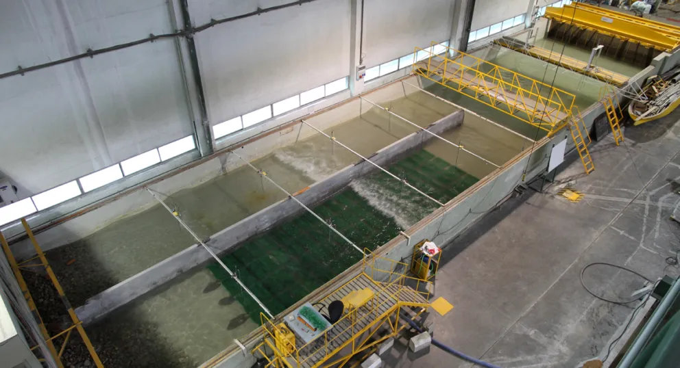 Tanque de oleaje multidireccional. CEPYC