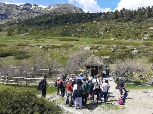 Participantes en una charla al aire libre
