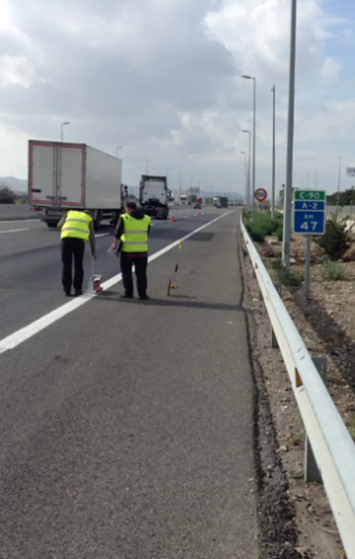 Foto de la medida de marcas viales horizontales