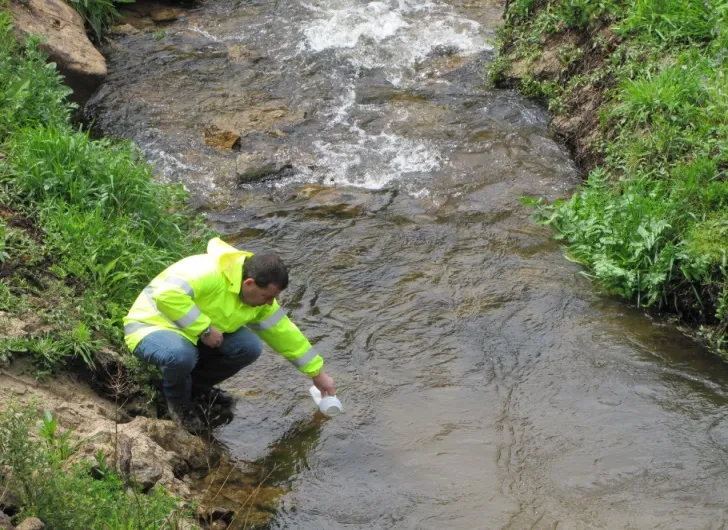 Recogida muestras en río