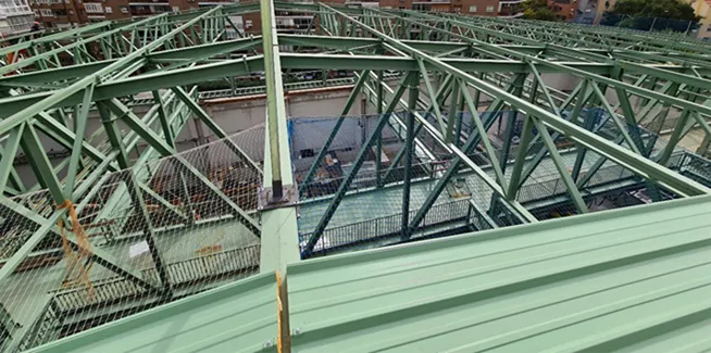 Imagen de la nueva estructura de cubierta en construcción