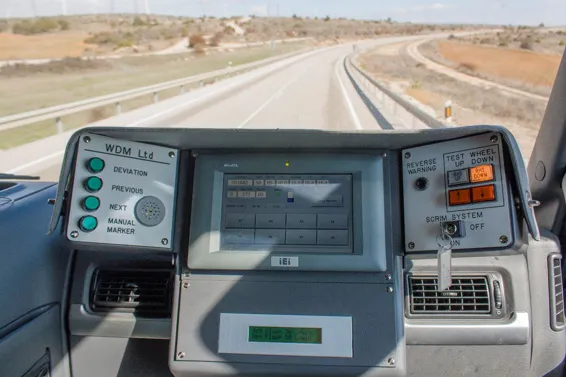Consola del equipo SCRIM para la determinación de la resistencia al deslizamiento de los pavimentos