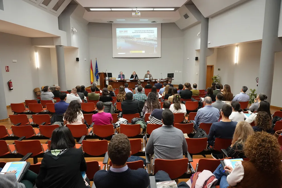 Vista del salón de actos con alumnos