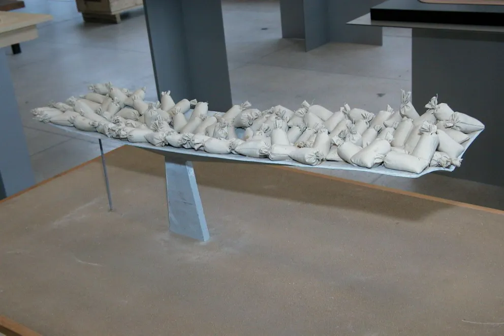 Maqueta de la prueba de carga de la cubierta de la tribuna del Hipódromo de la Zarzuela. Madrid. 