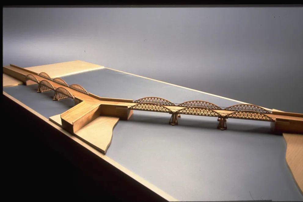Maqueta del Puente de la Convalecencia sobre el río Pasig en Manila, Filipinas.